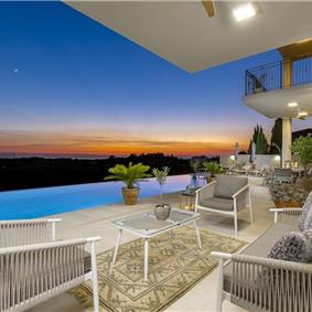 Luxury 4-Bedroom Villa with generous sized Infinity Pool near Buje, Istria. Sleeps 8